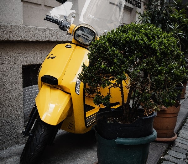Stationnement facilité pour un scooter 50